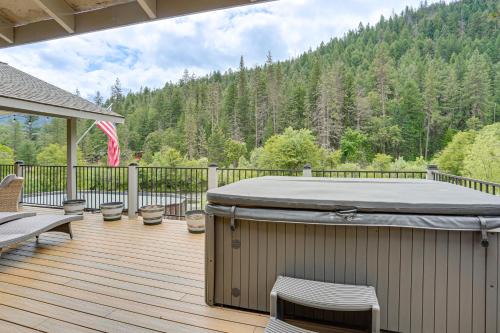 Douglas City House | Pool & Dual Decks! Modern Trinity River Retreat