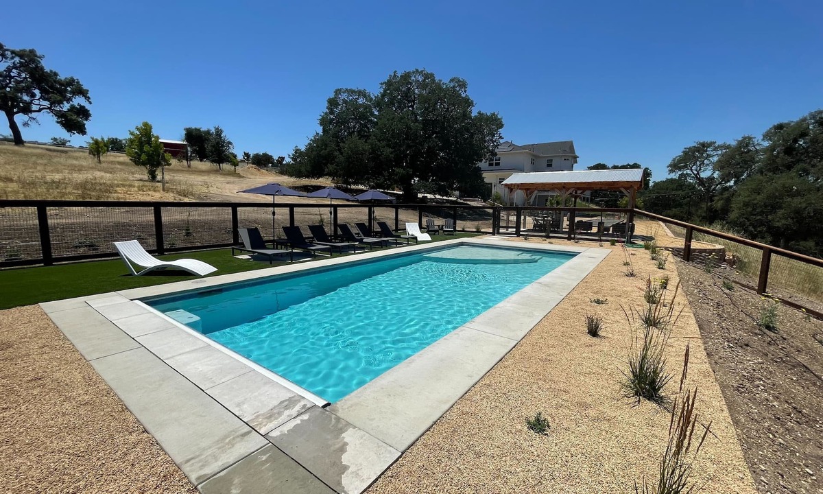 Paso Robles House | Pool + Oak Trail Hiking + Lawn Games | 10 Min to Paso Robles | Graceful Oaks