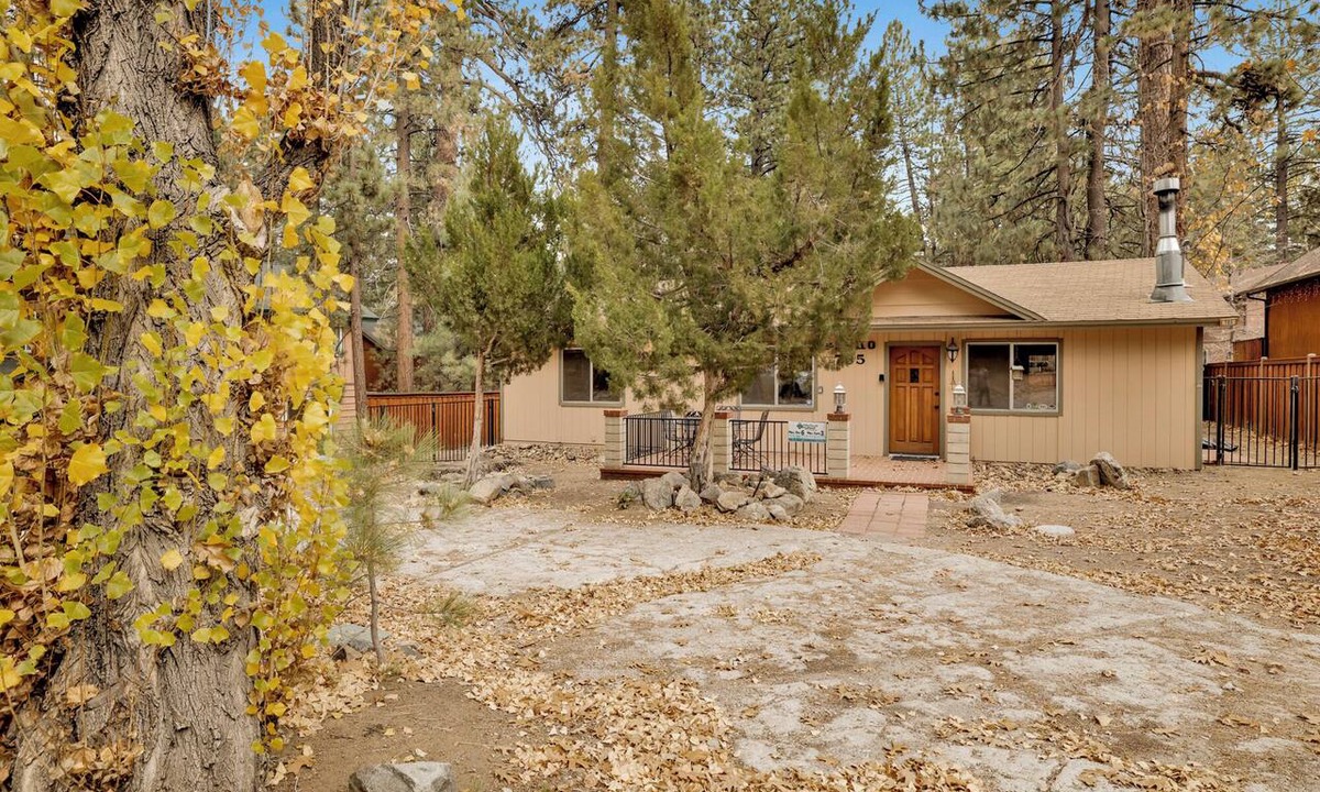 Summit Estates Cabin | Popko's Place | 3BR/1BA Moonridge Cabin w/BBQ Deck & Fenced Yard