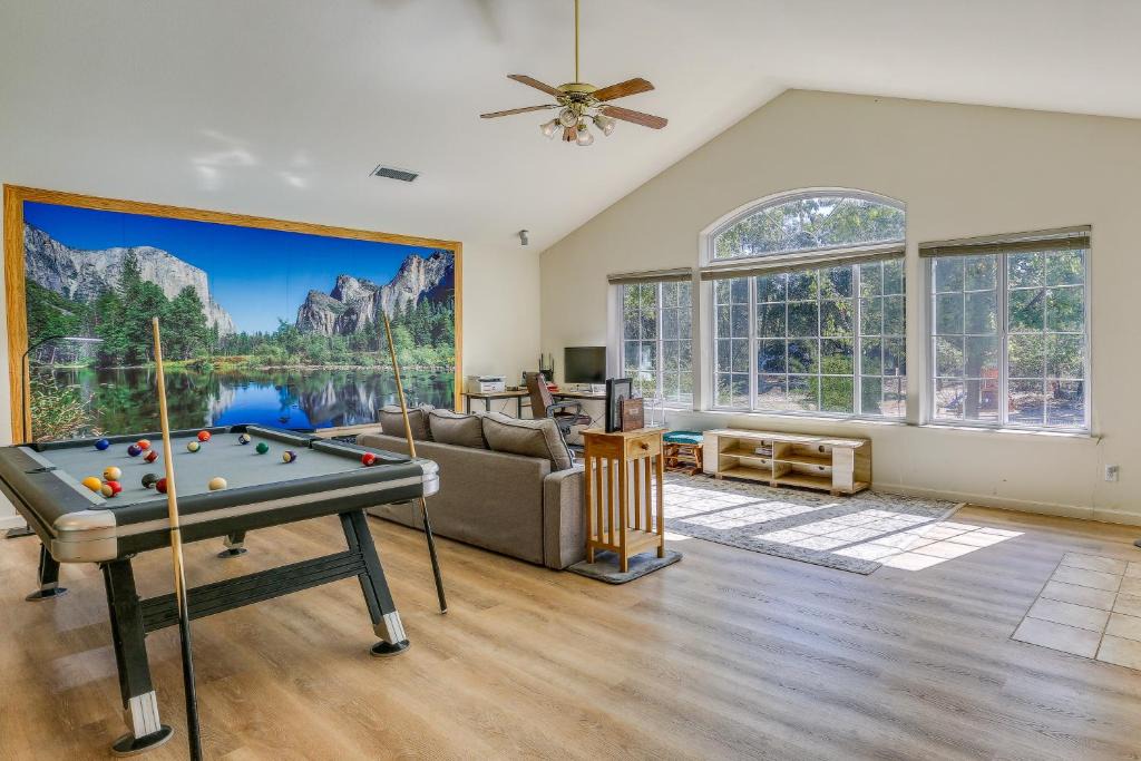 Mariposa House | Private Lake, Hot Tub & EV Charger: Mariposa Home!
