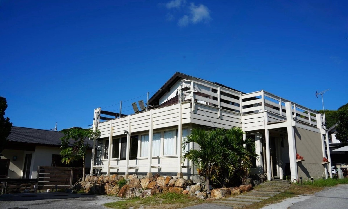 Sakimotobu House | Private Villa with Ocean Views | Churaumi & JUNGLIA | BBQ & Fireworks | Sleeps 9