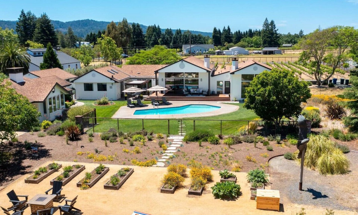 Kenwood House | Private Vineyard | Pool | Chef`s Kitchen | Steps to Wineries | Kenwood | 4 BR