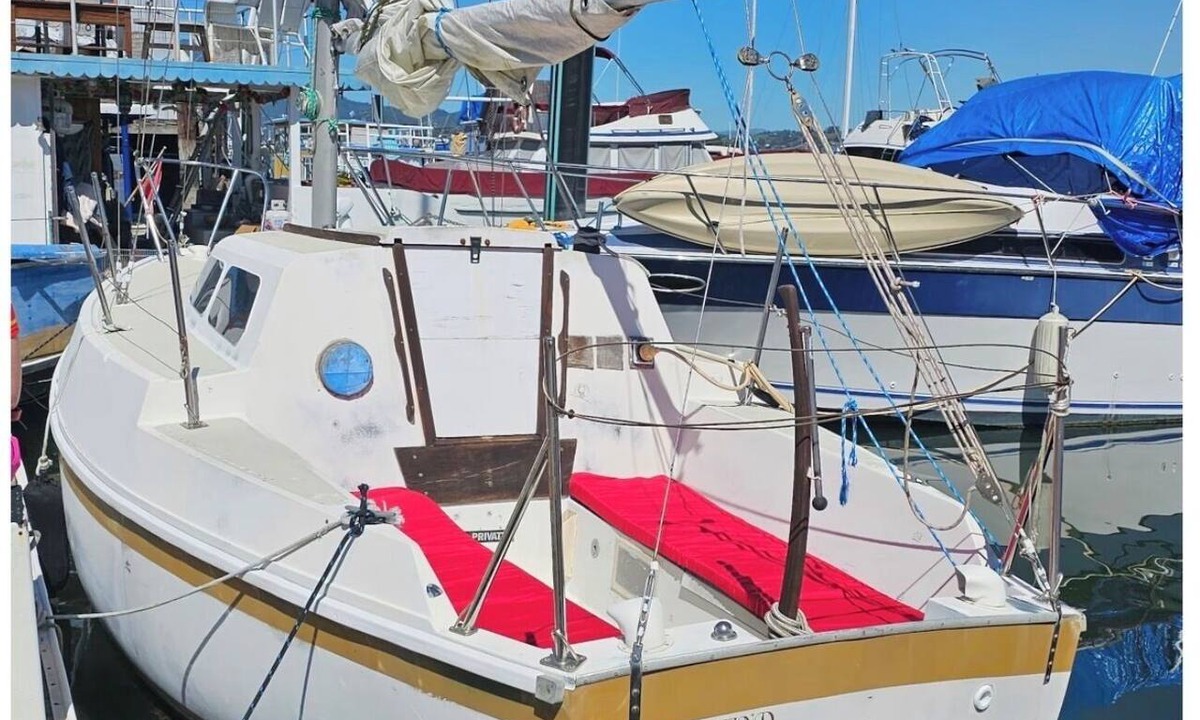 Sausalito Boat Rental | Quaint 1-bedroom house boat in beautiful Sausalito waters