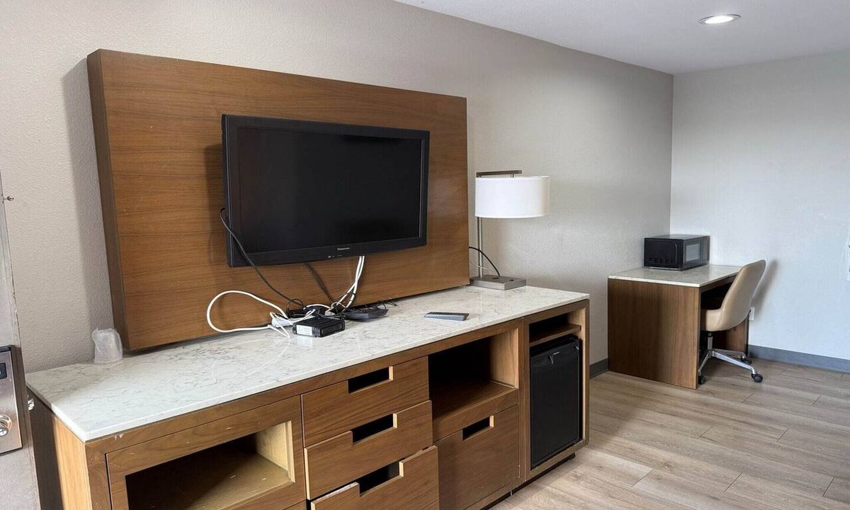 Lincoln Acres Apartment | Queen Bed Non-Smoking