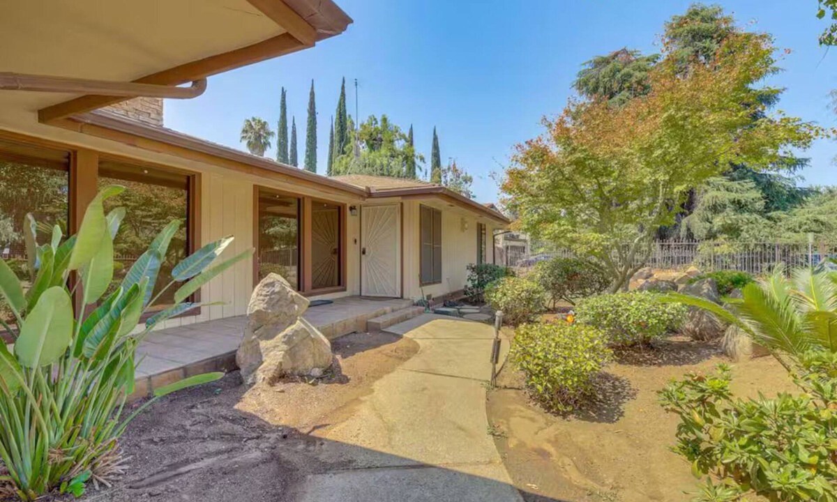 Roosevelt House | Quiet Fresno Home Spacious Yard Ideal for Extended Stays
