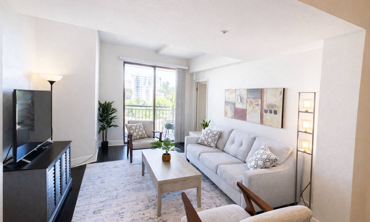 Westwood Apartment | Quiet PentHouse 3BR/2BA 30+ Night Wilshire Corridor Near UCLA, Westwood