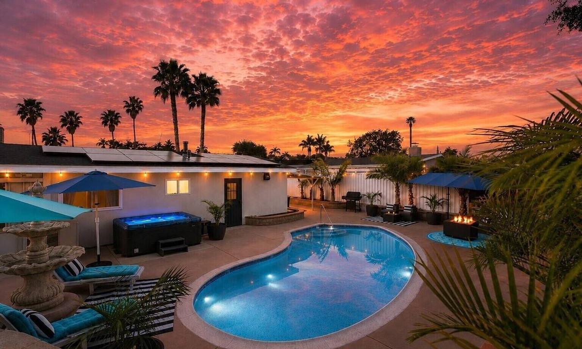 Clairemont House | Relaxing Palms, Private Pool, Hot Tub, FirePit, 15 min to Beaches, Zoo, DT, MCRD