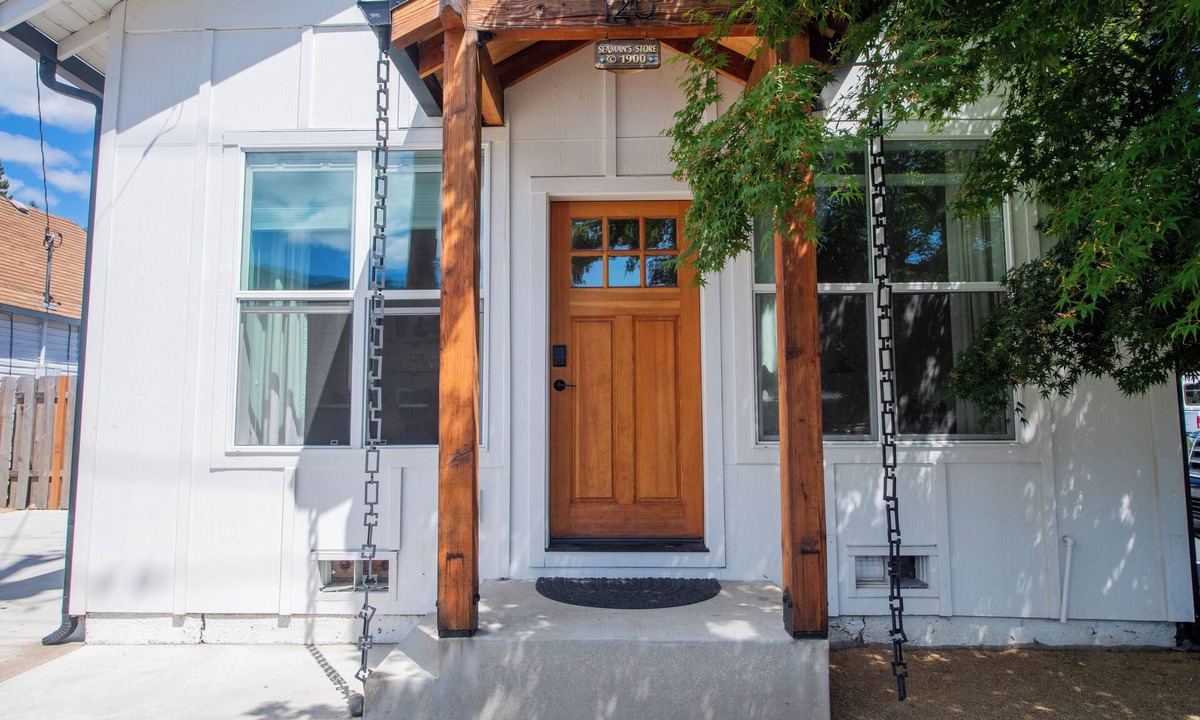 Murphy House | Rogue House · 1800s Downtown Storefront · Hot Tub · Fire Pit · Walk to River