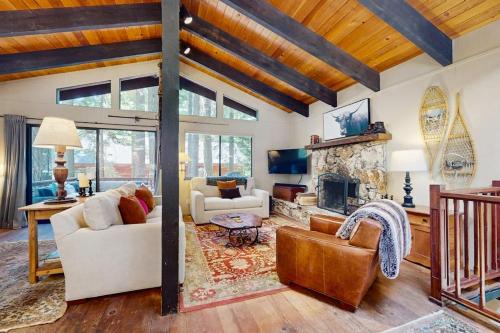Homewood House | Rustic comfy dog-friendly cabin in the pines - walk to homeowners lake & beach