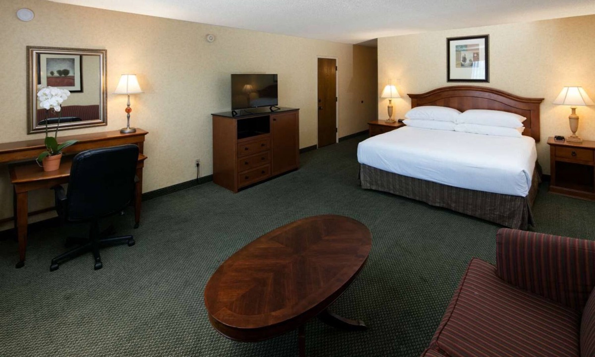 Downtown Hotel | Scenic Stay in Eureka – Suite Room Perfect for Redwoods Exploration