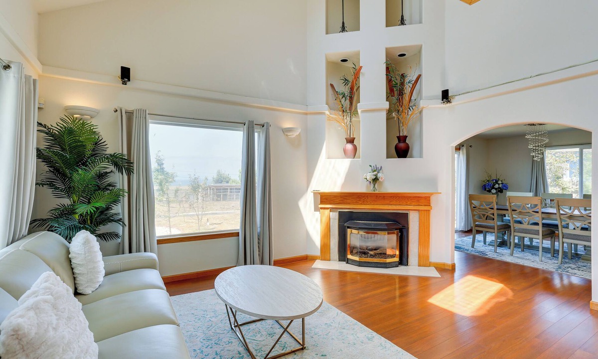Eureka Cottage | Seaside Eureka Vacation Rental w/Bay Views!