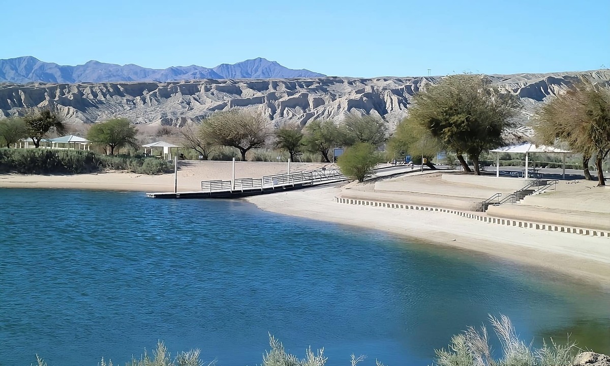 Laughlin Hotel | Sedona Pool View King Non Smoking Room at Edgewater Casino Resort
