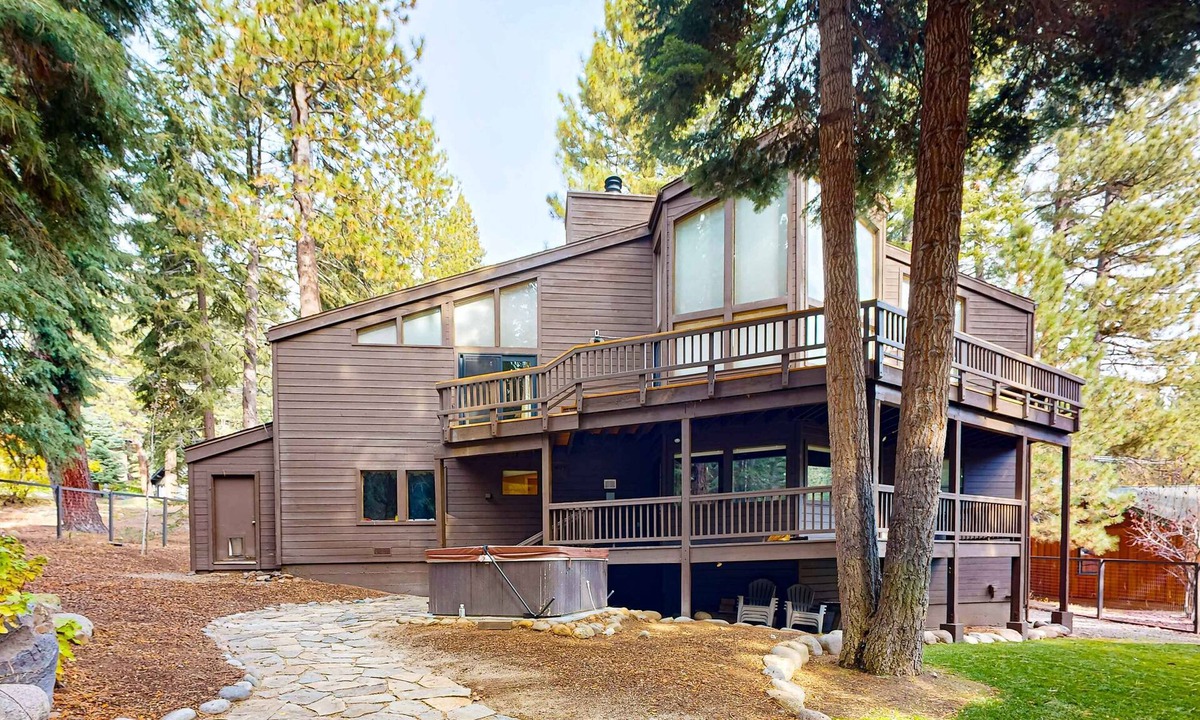 Ponderosa Palisades House | Serene home with fireplace, wood stove, kitchen, W&D, hot tub, & gas grill