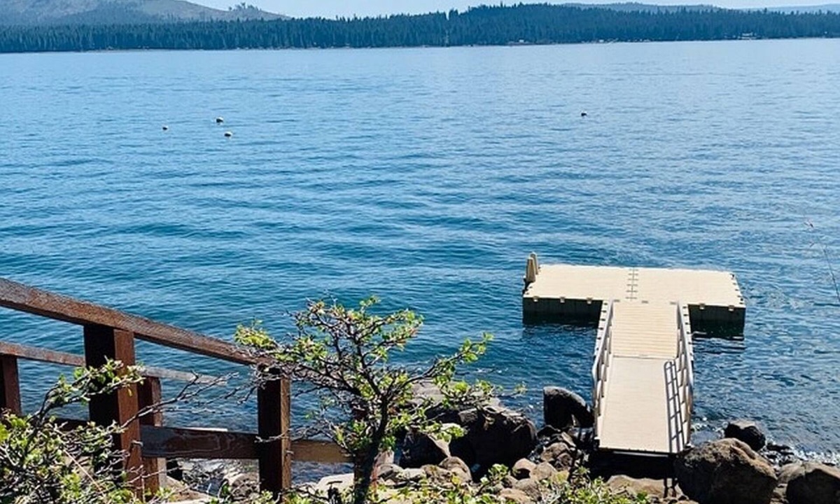 Lake Almanor Country Club House | Serene Lake-Front Getaway with Private Dock and Decks for Fun and Relaxation