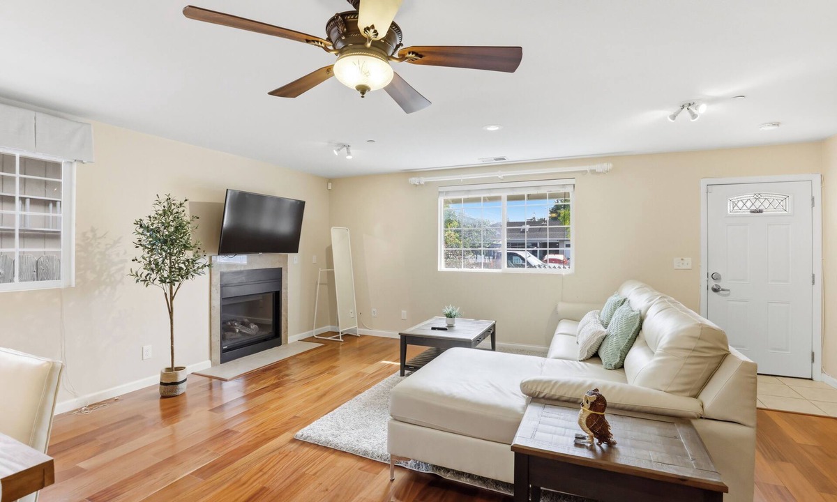 North Fair Oaks House | Serenity Haven on Stanford Ave｜Fenced Yard｜Workspaces｜WFH Ready #42552