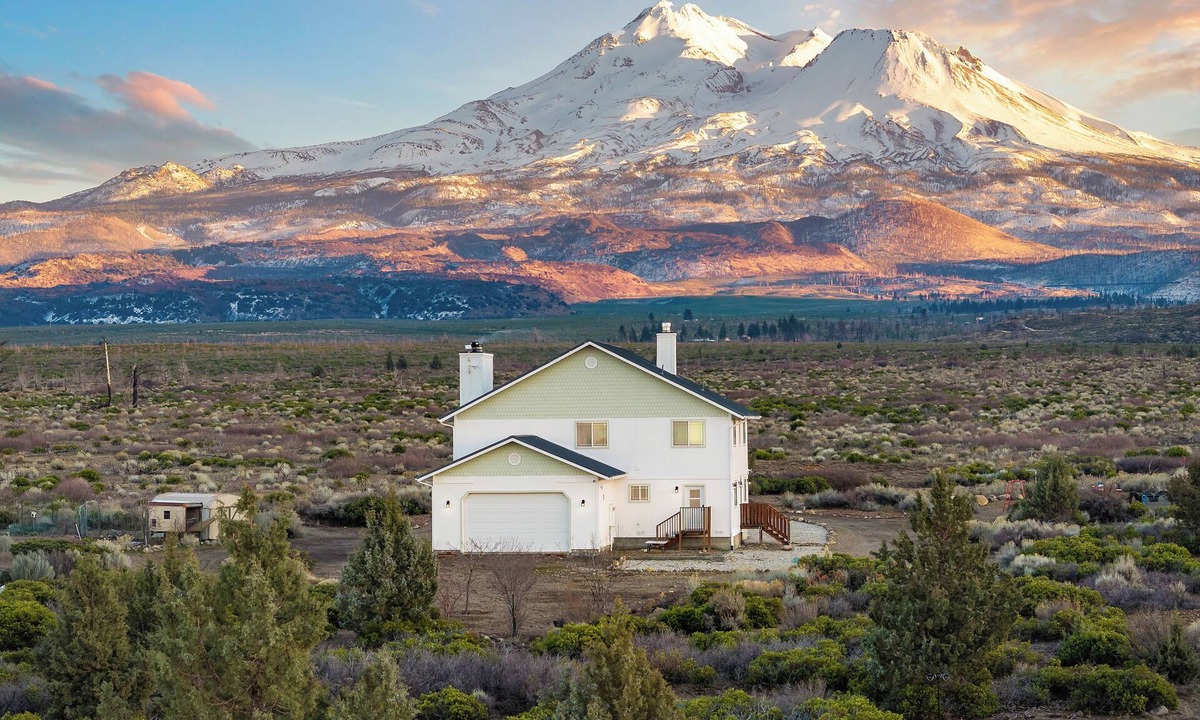 Weed House | Shasta Vista Retreat & Basecamp - 23 Acres , Private Trails, Sauna, Jacuzzi