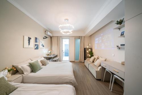 Jing'an Apartment | ShiKong - Relaxing Central Apart ment with Private Courtyard & Projector