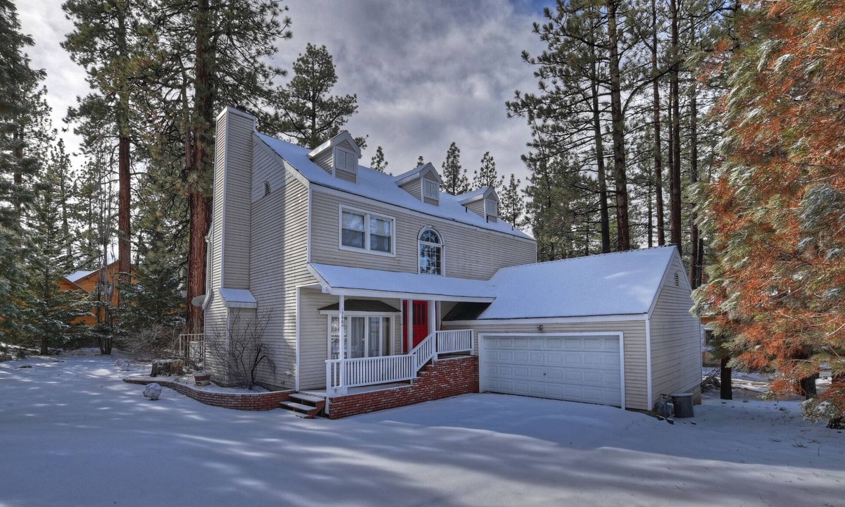 Fox Farm Cabin | Shooting Star Retreat by Destination Big Bear: Close to Ski Resorts! Wood Burning Fireplace! Jetted Bathtub!