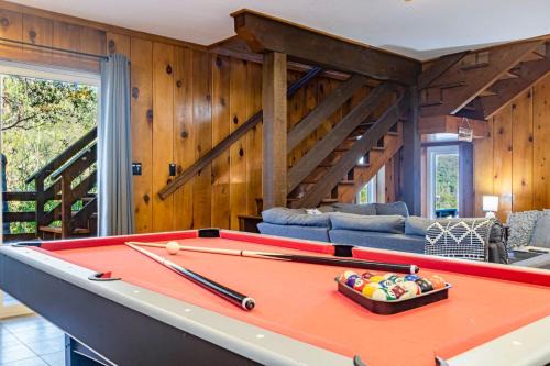 North Fork House | Sierra Vista by Willowbend Creek and waterfalls, Sleeps 16, with Hot tub, Play Yard, Arcade