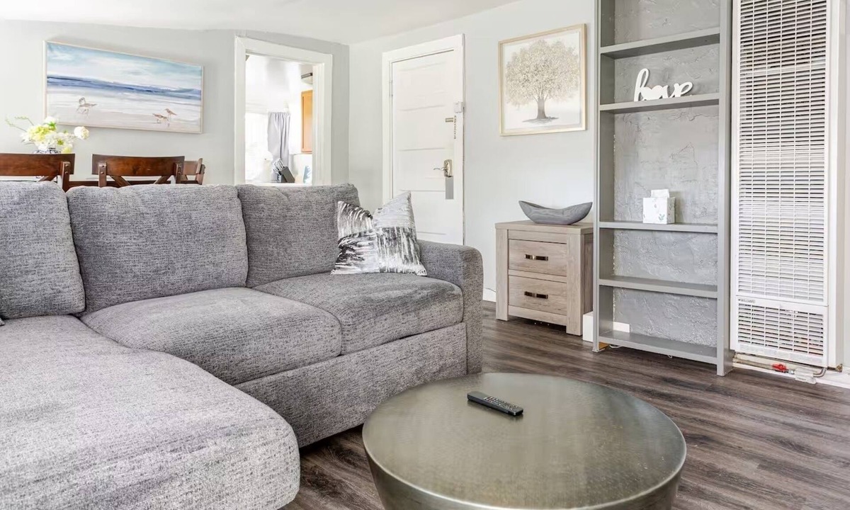 Pasadena Apartment | Simple Comfort - Metro Station - Work Desk