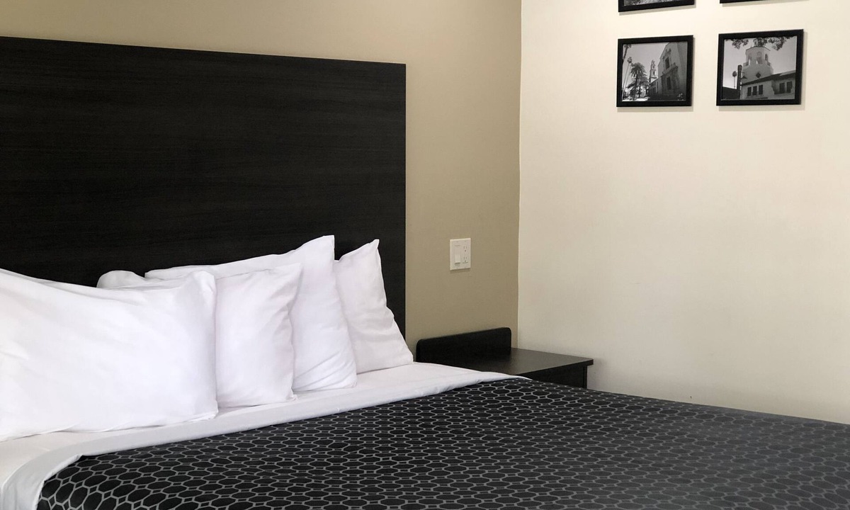 Arlington Hotel | Simply Home Inn & Suites