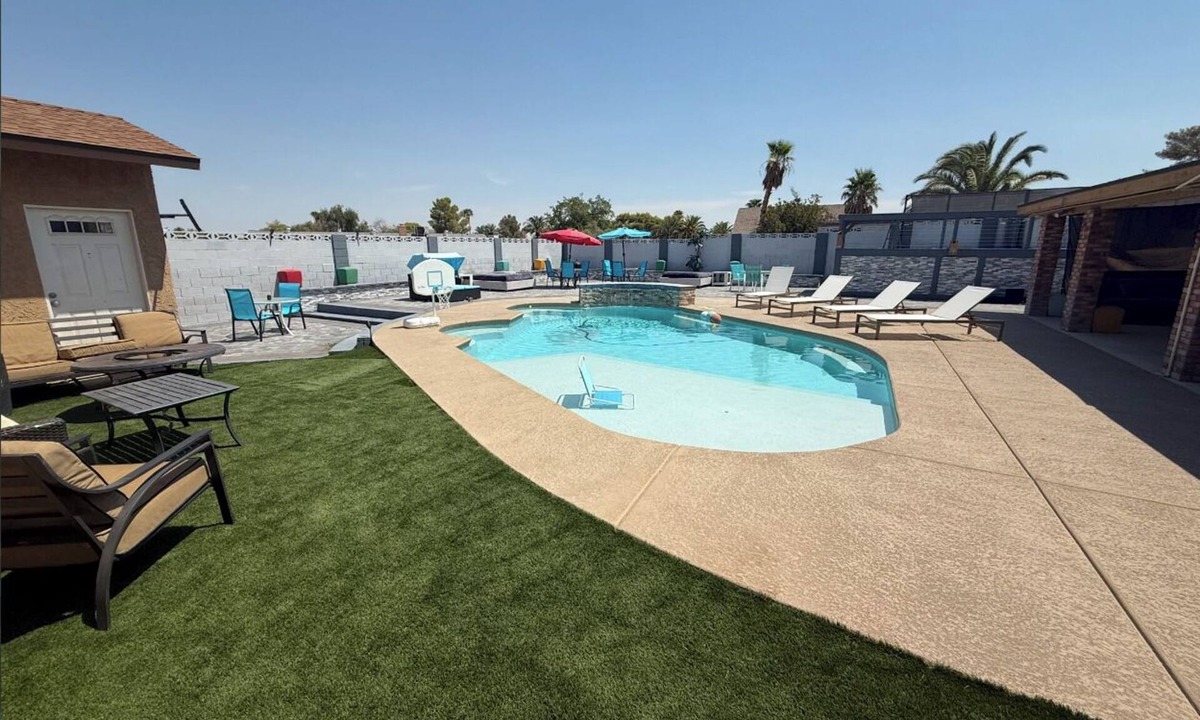 Paradise House | Sinatra-Themed Las Vegas House 6 bedroom ~ 12 beds with Pool & Game Room
