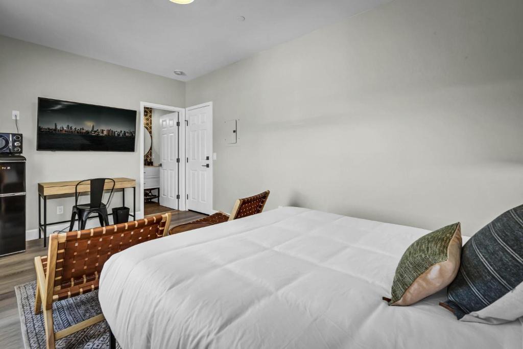 Vista Apartment | Single Bedroom - Queen Size. Heart of Downtown Vista