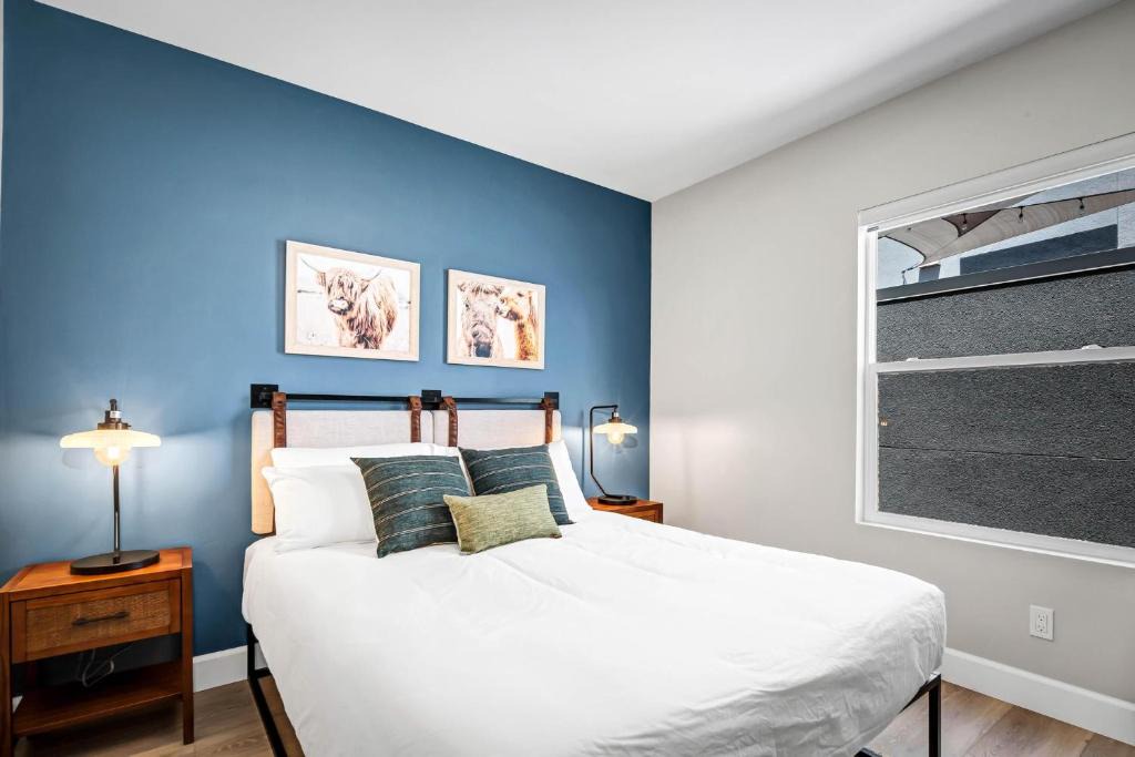 Vista Apartment | Single Bedroom - Queen Size. Heart of Downtown Vista