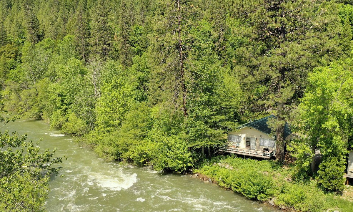 Castella House | Ski’s Cabin – Your Perfect Riverside Escape