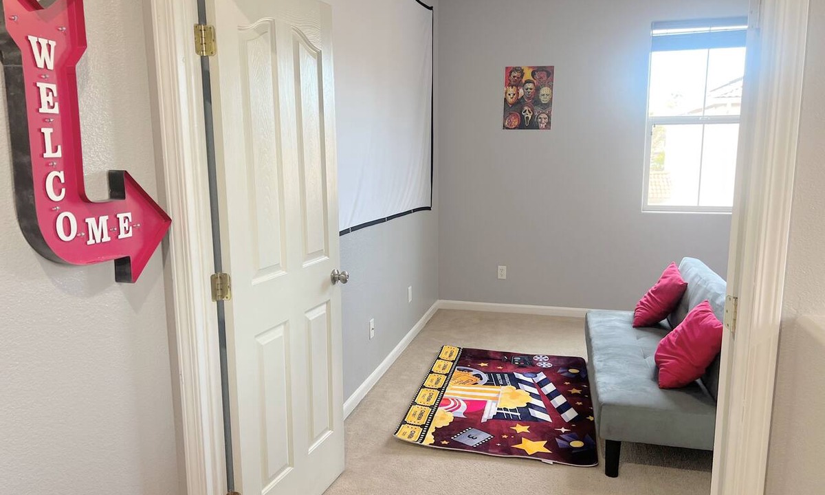 West Sacramento House | Sleeps 10 Centrally Located w/Theater Room