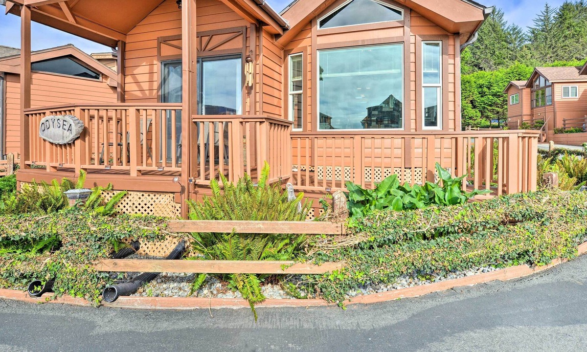 Smith River Cabin | Smith River Coastal Cabin w/ Private Hot Tub!