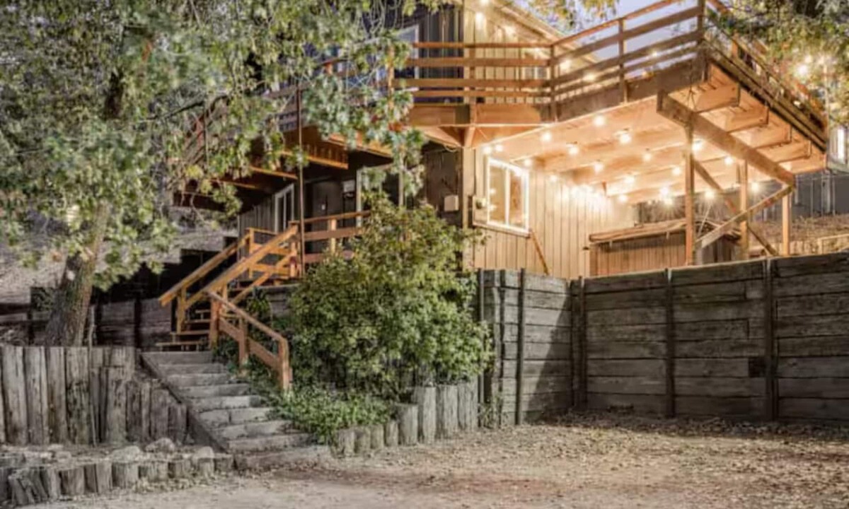 Arrowbear Lake Cabin | Snow Valley Retreat Luxury Cabin with Scenic Views Hot Tub & BBQ
