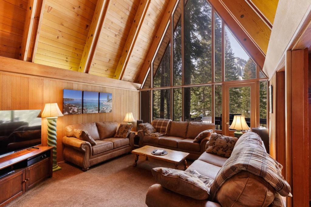 Alpine Meadows House | Snowy Paws at Alpine Meadows by Tahoe Getaways - Pet-Friendly with Amazing Views & Close to Slopes!