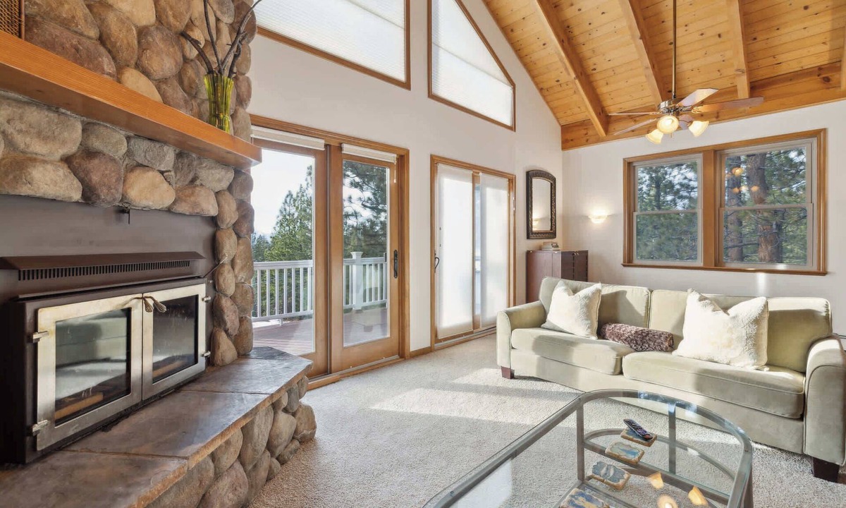 Tahoe Village House | Spacious 4 Bedroom Retreat Near Lake Tahoe- Comfort and Views!