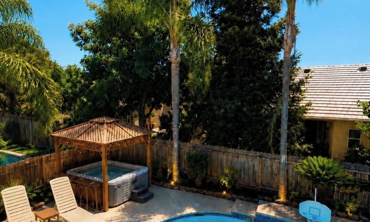 Raisin House | Spacious 4BR Home, with Large Pool