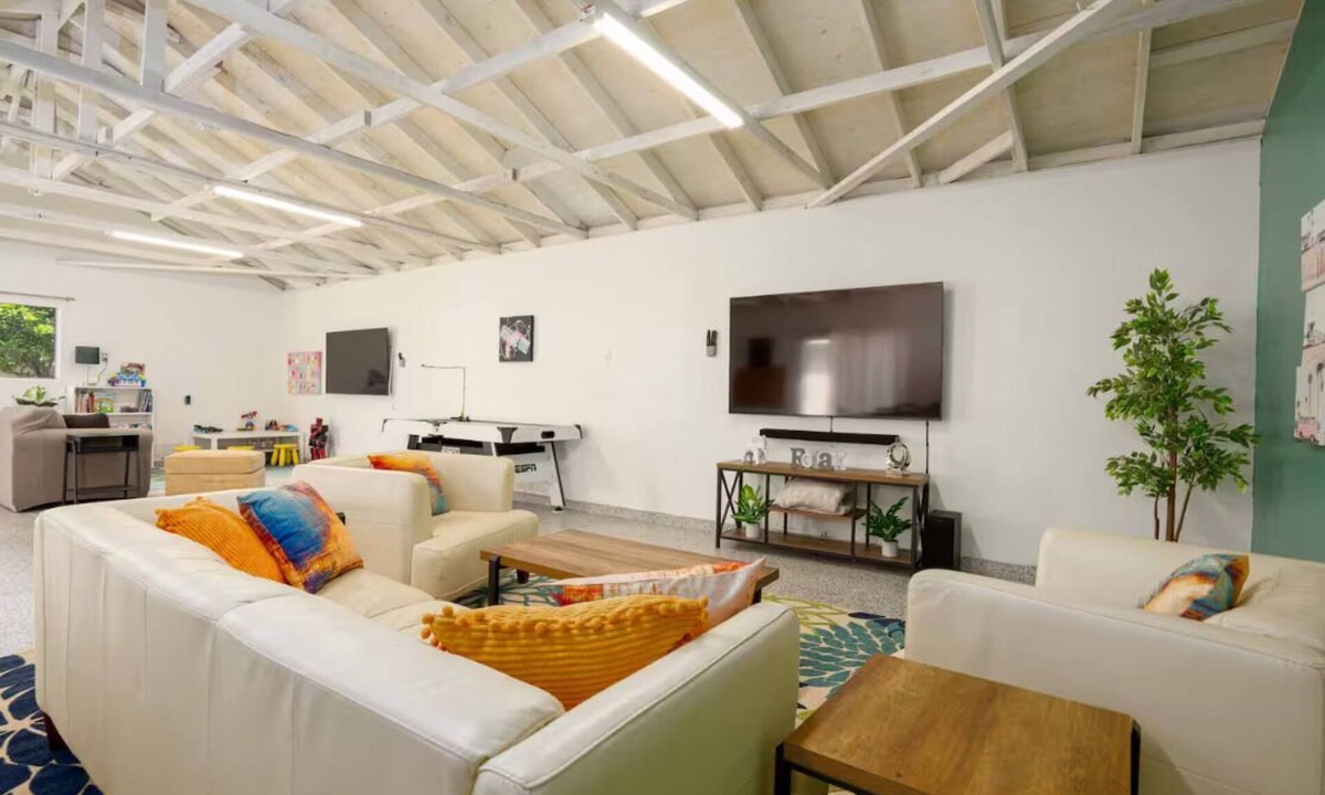 Midway City House | Spacious 4BR Retreat Mins to Disneyland + Parking