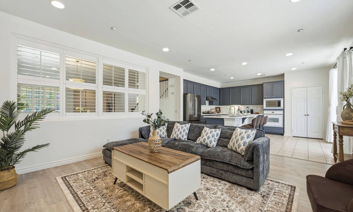 Fontana House | Spacious 6-bedroom house in peaceful Fontana with AC