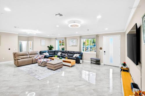 Bassett House | Spacious 6BR Stay + Parking + Near DTLA #TravelSGV