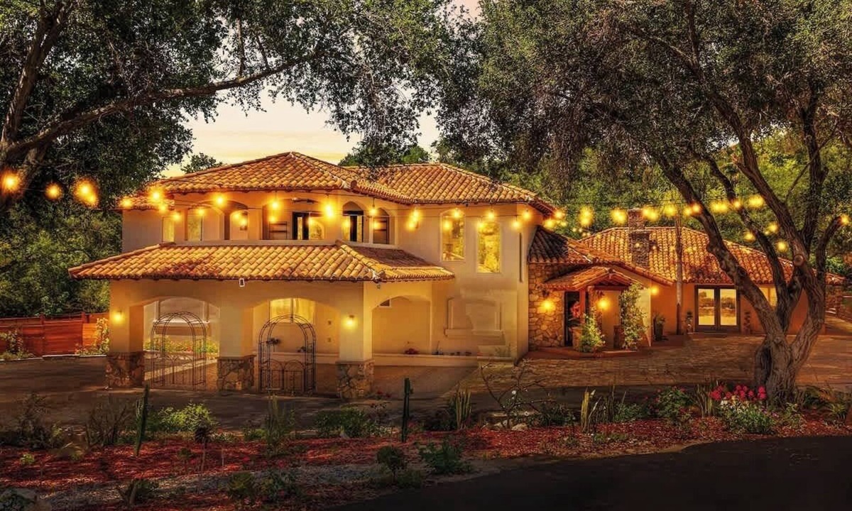 Rainbow CDP House | Spacious Luxury Retreat Sleeps 20 with Jacuzzi