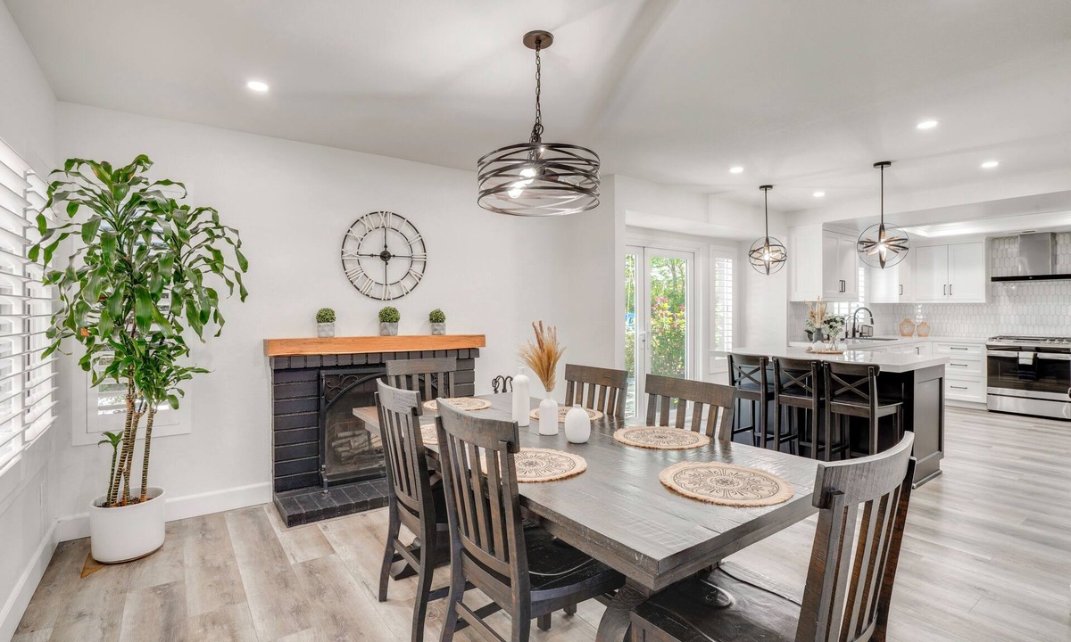 Corona House | Spacious Patio + Modern Interior: Corona Escape!