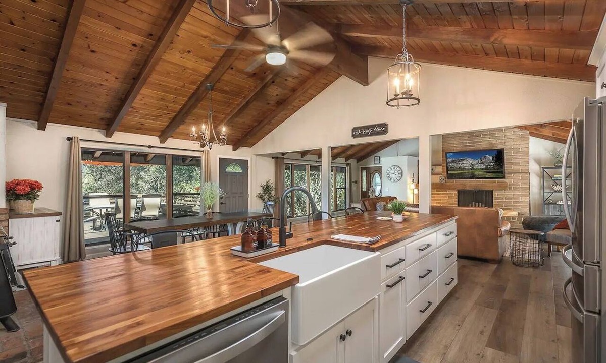 Mariposa Cabin | Spacious Yosemite Farmhouse Game Room EV Charger Pets Welcome