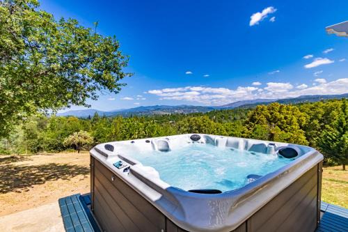 Oakhurst Villa | Spectacular Views w/Hot Tub/BBQ -Yosemite & Bass Lake