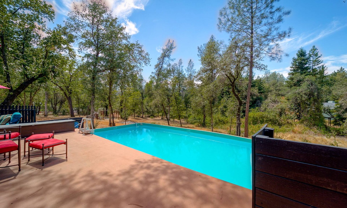 Shasta Lake House | 💥Spring Special💥Hot Tub ~2200 sq ft on 2 acres ~ 🃏Game Room ~ Close to Lake📍
