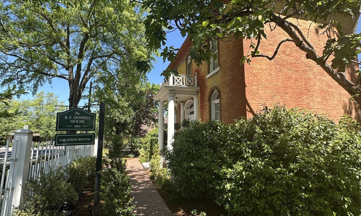 Jacksonville House | Stay in Jacksonville’s iconic 1861 B.F. Dowell House. Walk to Britt Festival, downtown, restaurants, and wine tasting while enjoying stained glass, marble fireplaces, private baths, gardens, and timeless historic charm.