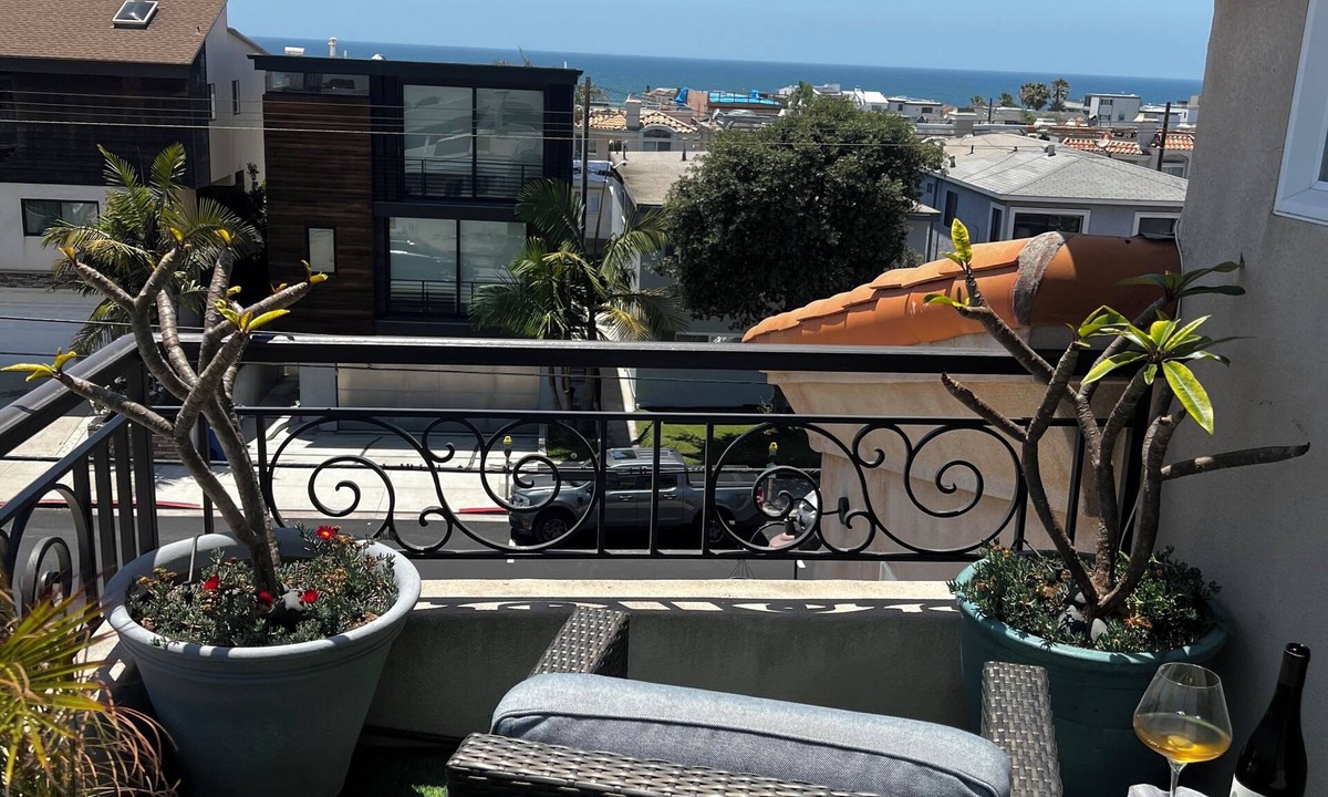 Hermosa Beach House | Steps to the beach Charming 1 bedroom/loft-2 patios in beautiful Hermosa Beach