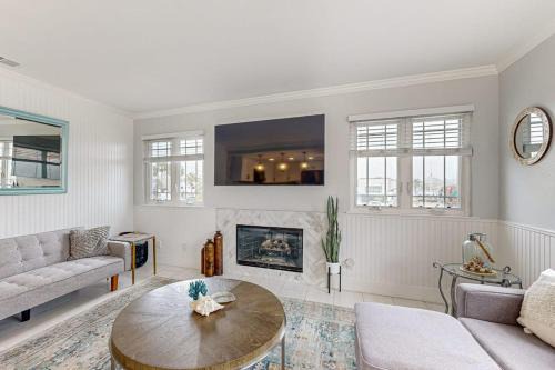 Balboa Peninsula Apartment | Steps to the Ocean