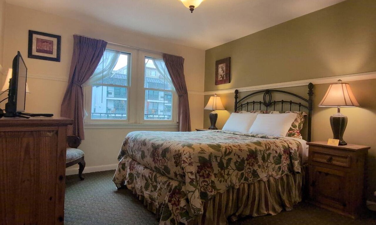 Marina District Hotel | Street-Facing Dog-Friendly Queen Room with Kitchen, Free Parking & Wi-Fi