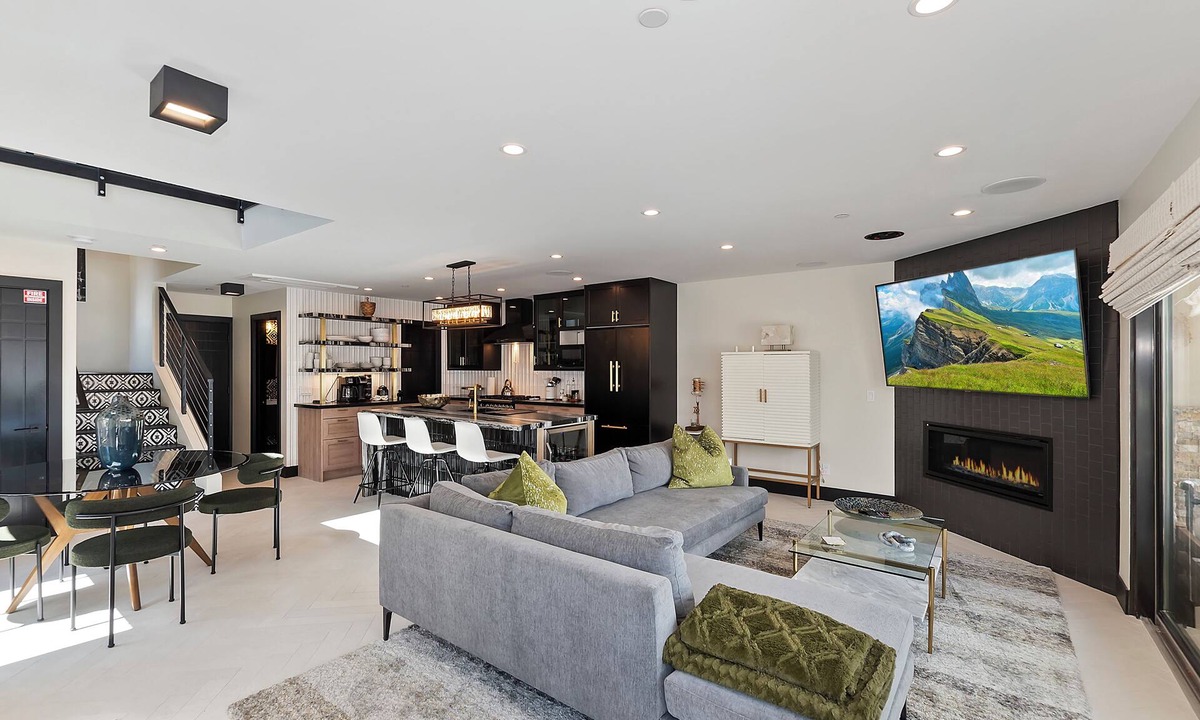 Big Bear Lake Cabin | Stunning SKI IN SKI OUT Modern Mountain Townhouse - Community Amenities: Pickleball, Tennis, Basketball & HOT TUB! Beautifully Updated 3 Bedroom 3.5 Bathroom w/Outdoor Patio & Firepit! Gated Community! 50 Yards From Bear Mountain with Slop Access! A