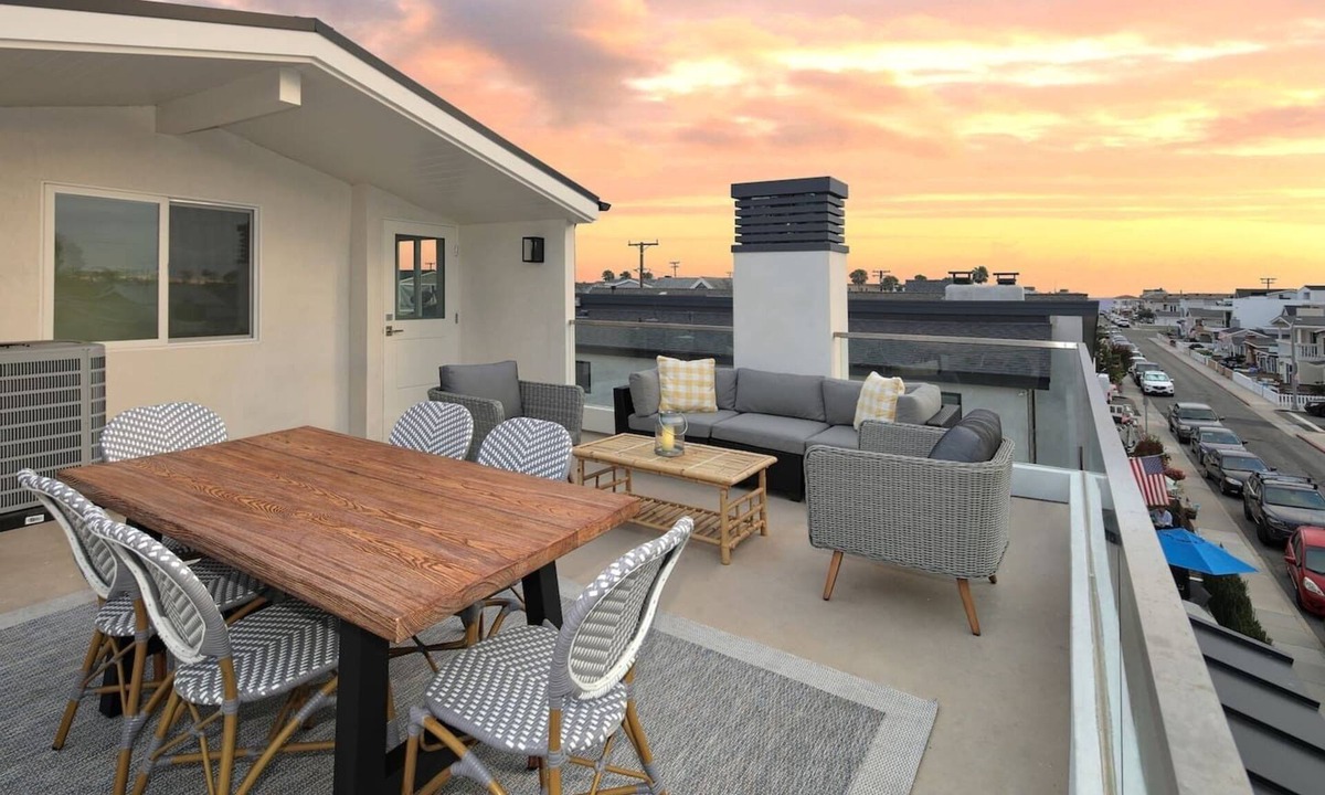 West Newport House | Stylish 4BD/4BA A/C Private Rooftop Patio Bikes WiFi 2-Car Parking!