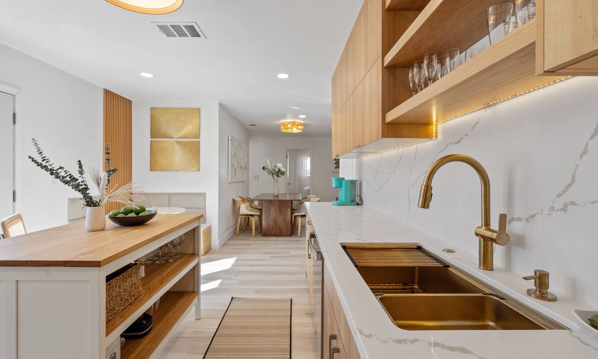 East San Jose House | Stylish Euro Chic Retreat in San Jose! Sun-filled kitchen/patio, luxury living